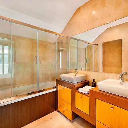 Executive Townhouse, Centre, Shared Pool Ταβίρα