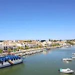 Executive Townhouse, Centre, Shared Pool Дом отдыха